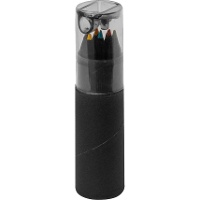 Crayons de couleurs et couvercle avec taille-crayon noir