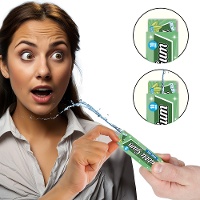 Paquet de chewing?gums piégés à jet d'eau
