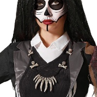 Collier de crânes et de dents