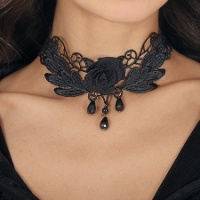 Collier avec rose noire brodée
