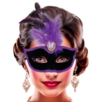 Masque orné de plumes et d'une pierre violette