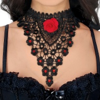 Collier avec rose rouge brodée