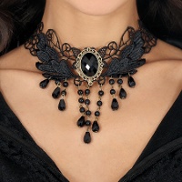 Collier ras-du-cou brodé avec pierres noires