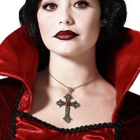 Collier avec croix gothique argentée