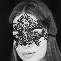 Masque en dentelle noire ajourée avec motifs
