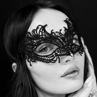 Masque en dentelle noire ajourée